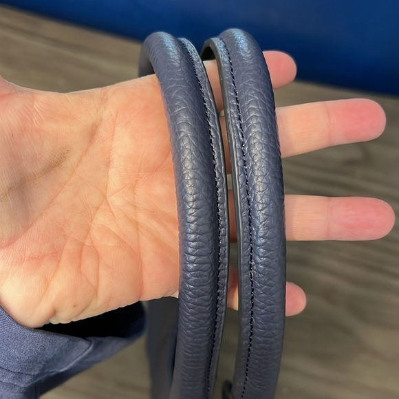 CUORE & PELLE 100% BLUE PEBBLED LEATHER HANDBAG WITH GOLD HARDWARE - Picture 6 of 16